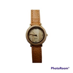 Ladies Wood Encased Quartz Wrist Watch With Genuine Leather Straps.